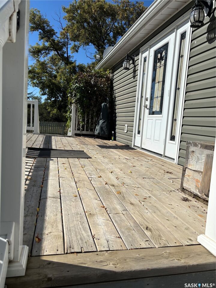 Property Photo:  406 Railway Avenue  SK S0H 3E0 
