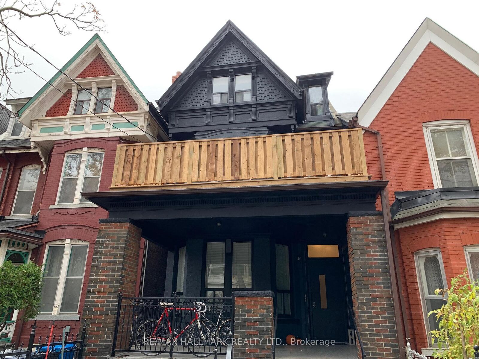 Property Photo: 61 Cecil Street #3 ON M5T 1N5