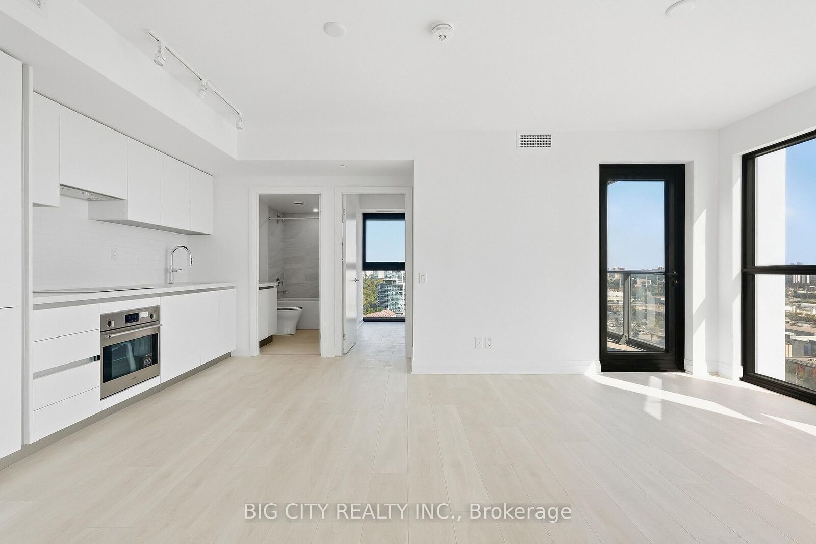 Property Photo:  25 Frederick Todd Way 1810  ON M4G 0E8 