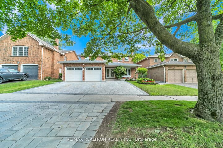 Property Photo: 107 Golf Links Drive ON L4G 3V4
