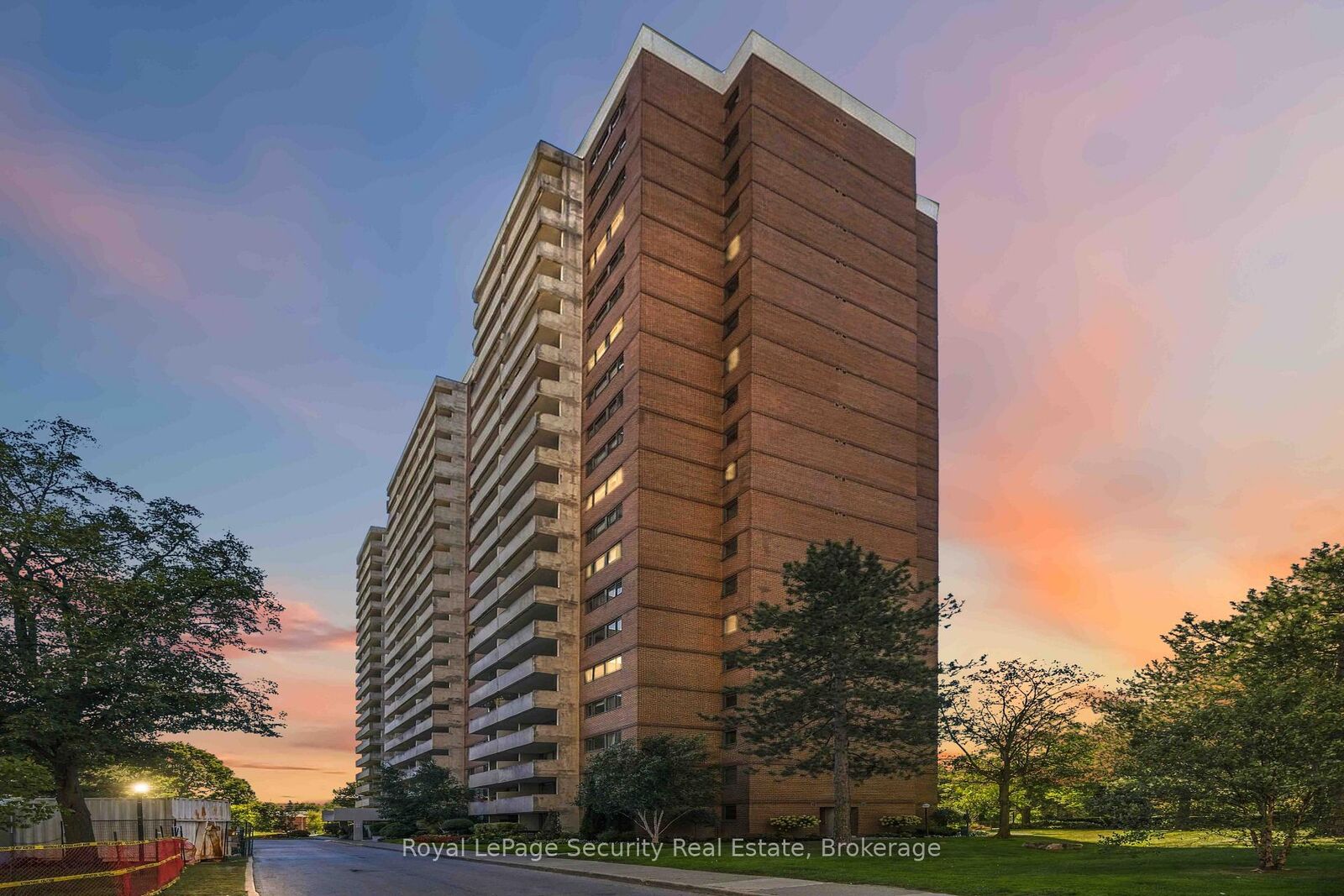Property Photo:  250 Scarlett Road 1504  ON M6N 4X5 