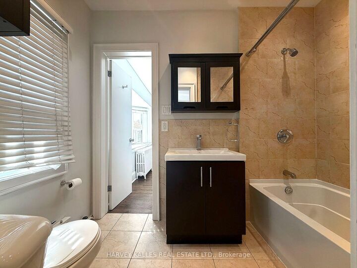 Property Photo: 858 Davenport Road 301 ON M6G 2B6