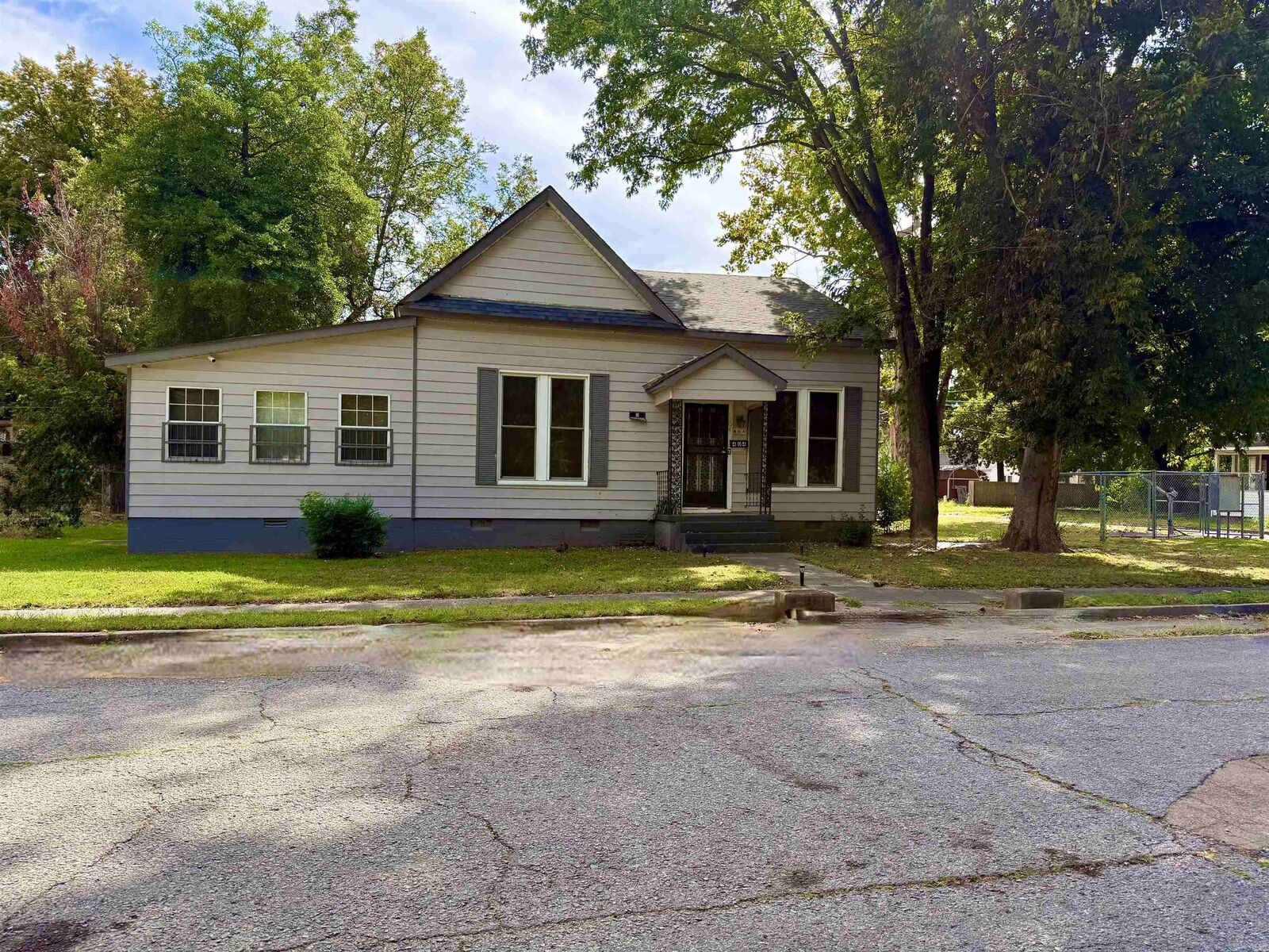 Property Photo:  404 E Johnson Avenue  AR 72370-2749 