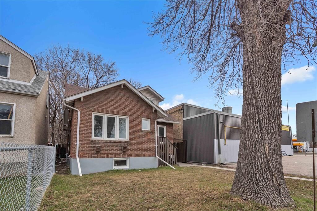 Property Photo:  419 Mountain Avenue  MB R2W 1K5 