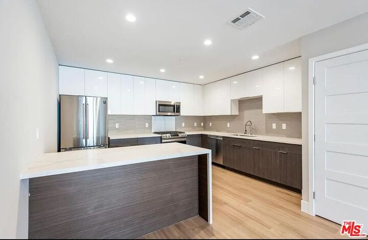 Property Photo:  1906 Overland Ave, Unit 203  CA 90025 