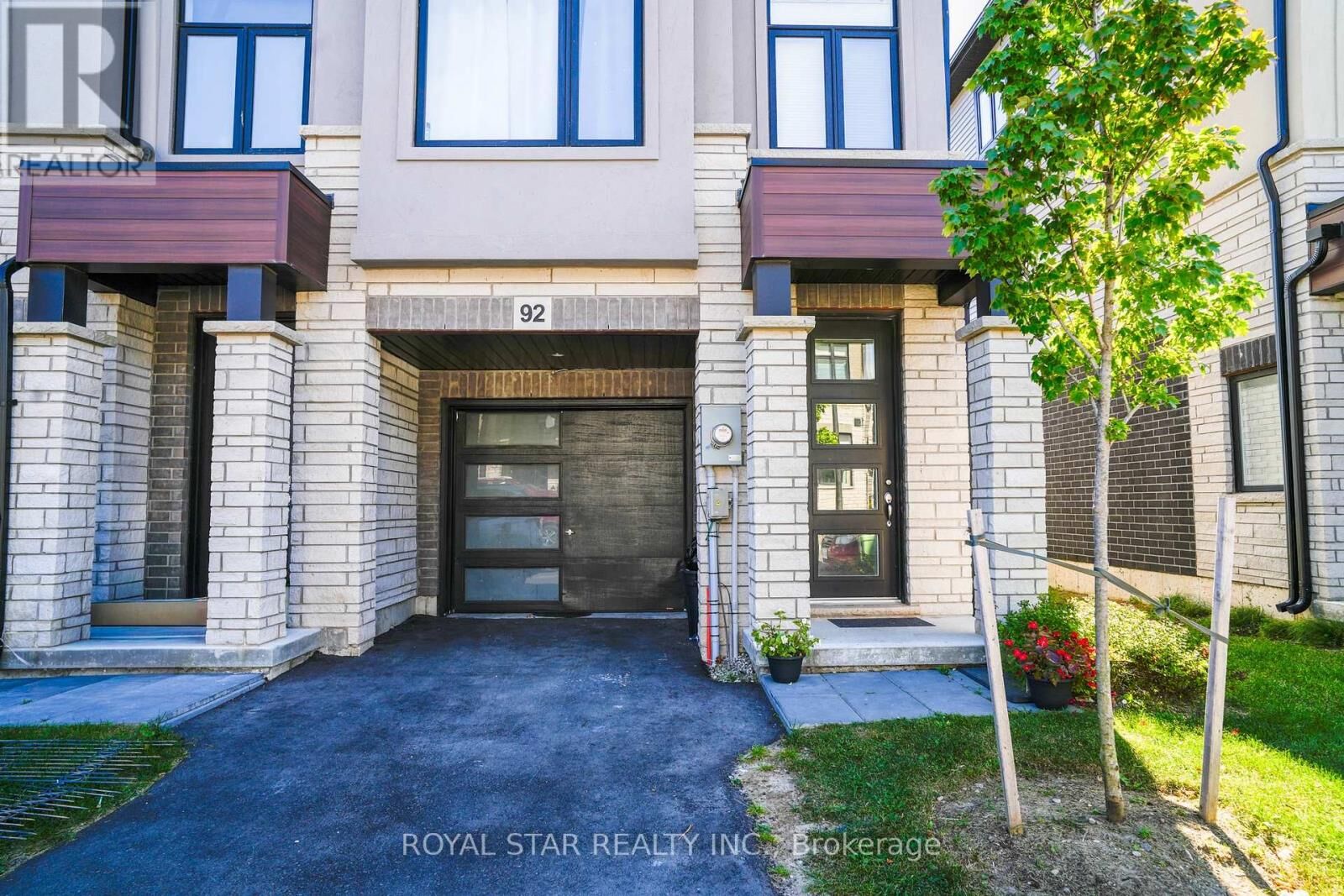 Property Photo:  155 Equestrian Way 92  ON N3E 0E8 