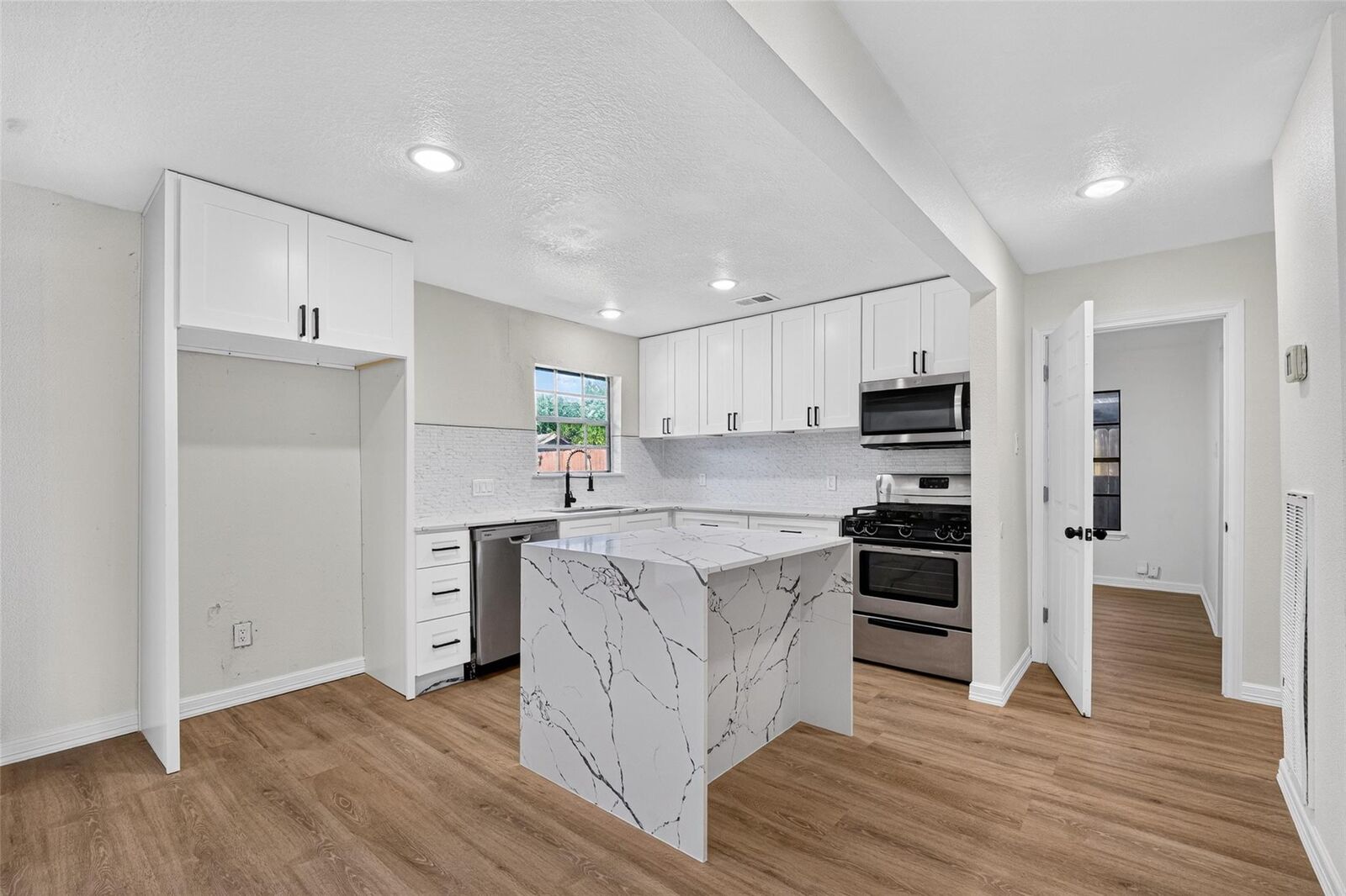 Property Photo: 1019 Creager Street TX 77034