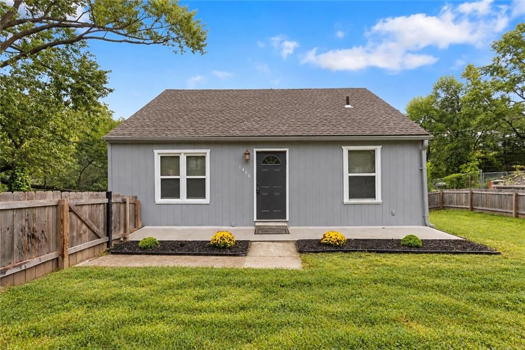 Property Photo: 1400 E Hayward Avenue MO 64050