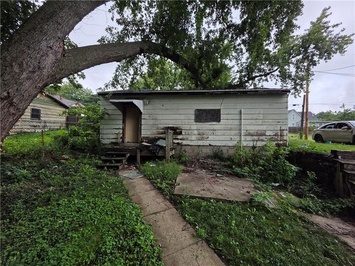 Property Photo:  705 Thompson Avenue  MO 64504 