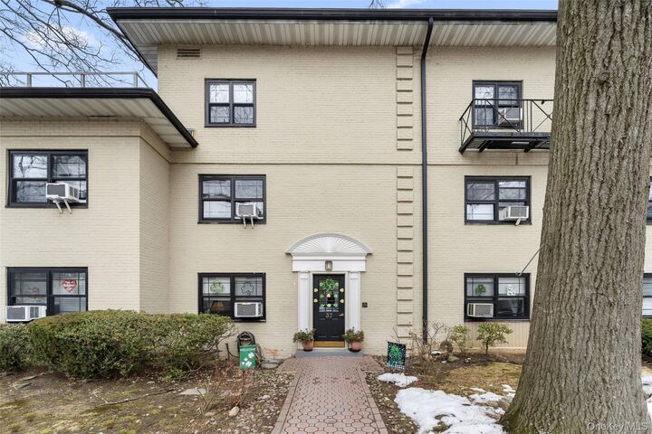 Property Photo:  37 Manchester Road 2R  NY 10509 