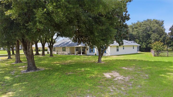 Property Photo:  5718 NE 61st Avenue Road  FL 34488 