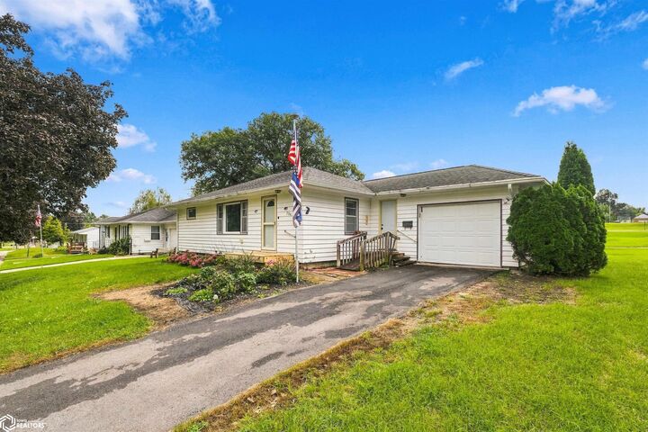 Property Photo:  306 4th St  IA 50635 