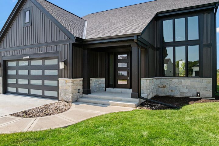 Property Photo:  W251n2385 Valleyview Cir  WI 53072 