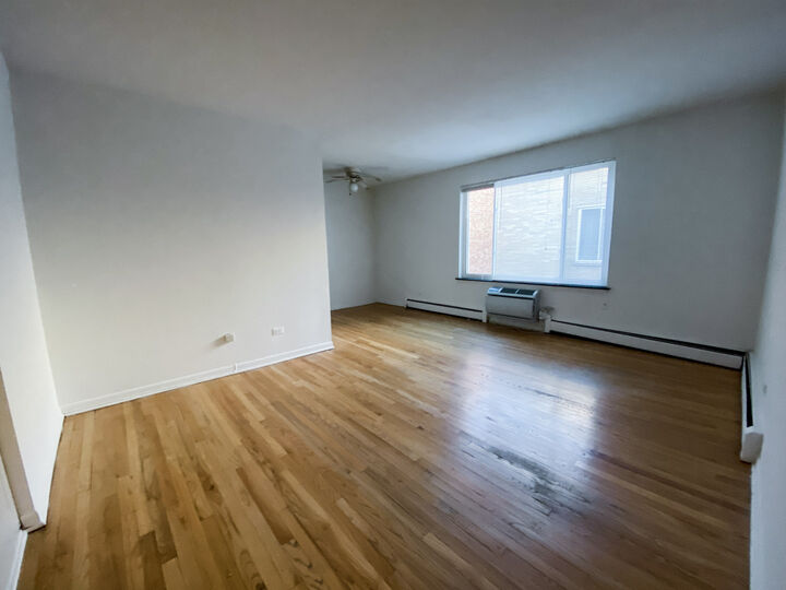 Property Photo: 516 W Melrose Street 303 IL 60657