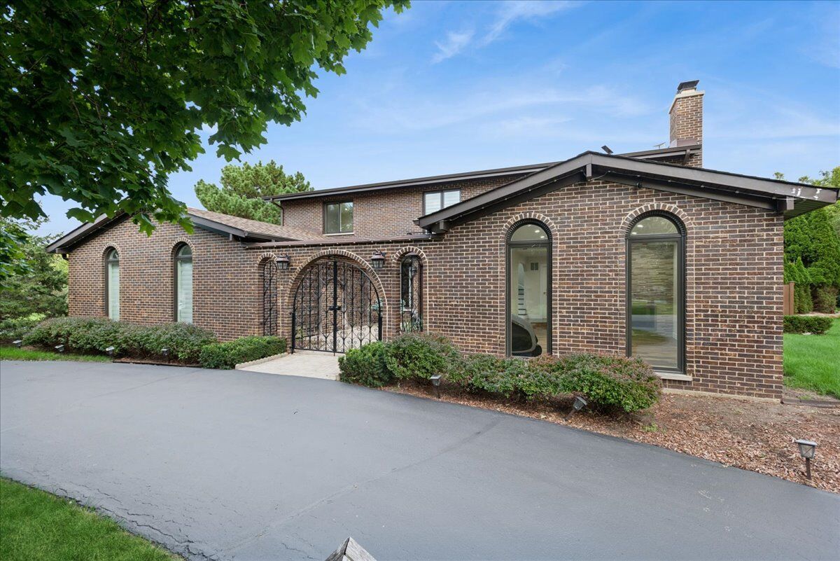 Property Photo: 505 Rue Royale IL 60010