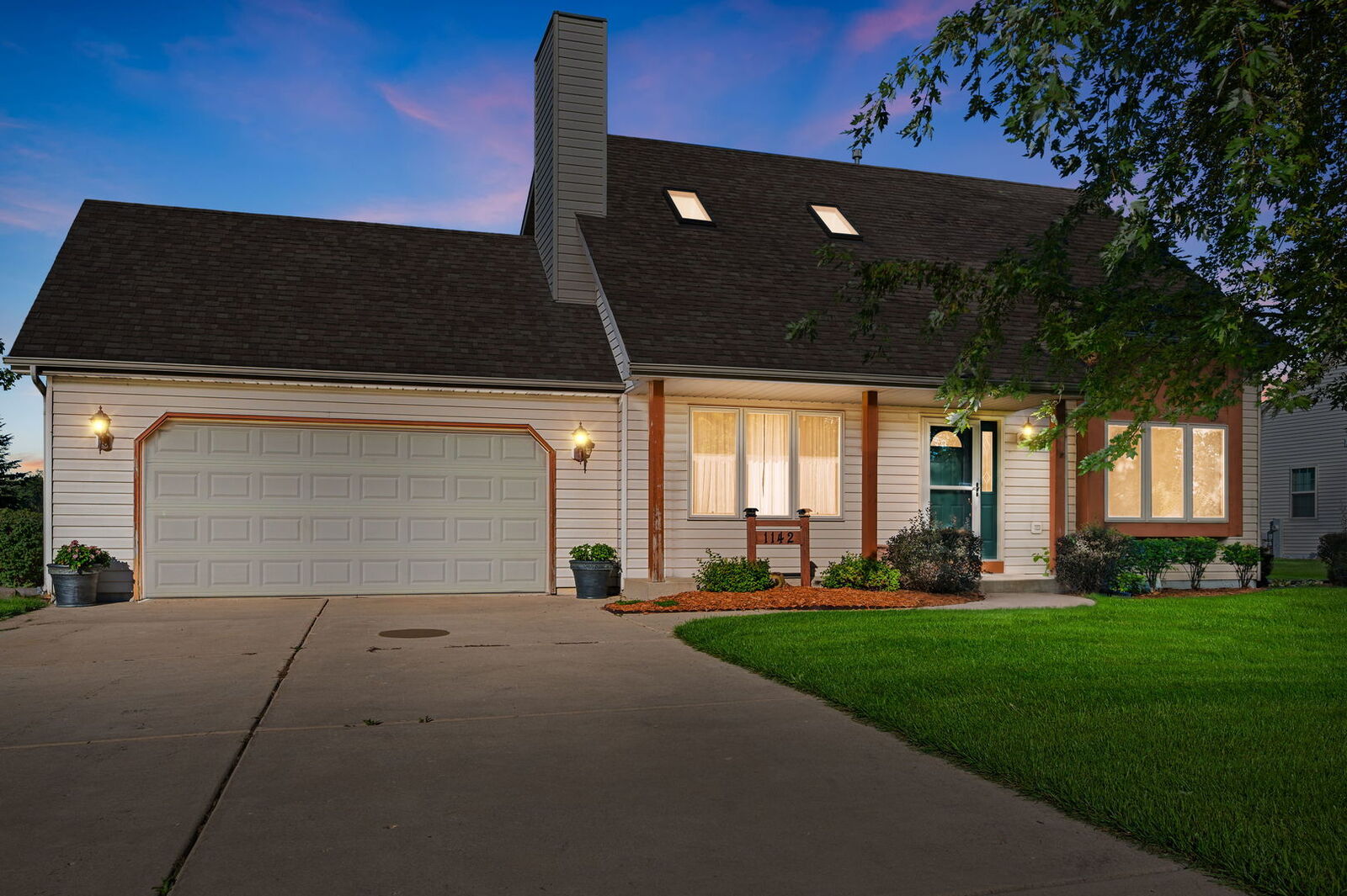 Property Photo: 1142 Mulberry Lane WI 53182