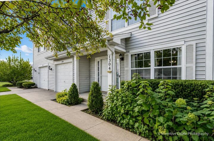 Property Photo: 1304 Orleans Drive 1304 IL 60060