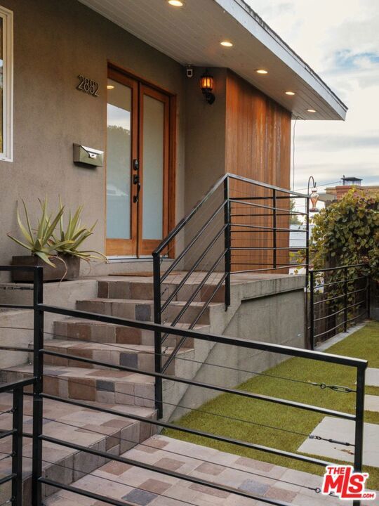 Property Photo:  2882 Palmer Drive  CA 90065 