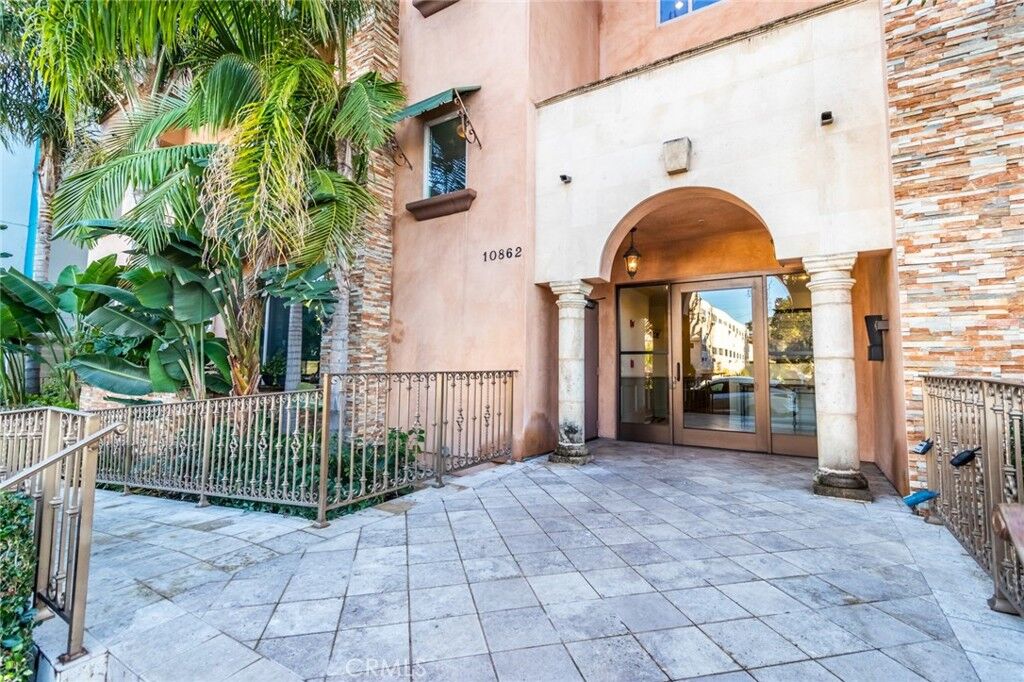 Property Photo:  10862 Bloomfield 203  CA 91602 