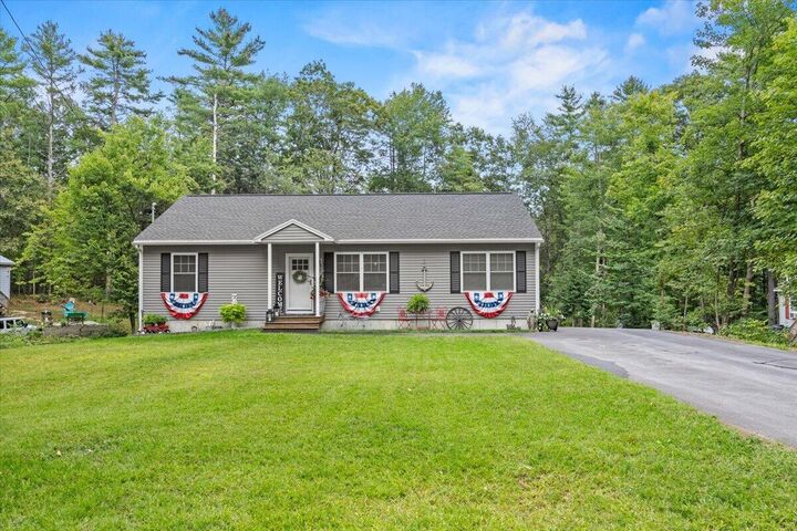 Property Photo:  81 Pinecrest Circle  ME 04061 