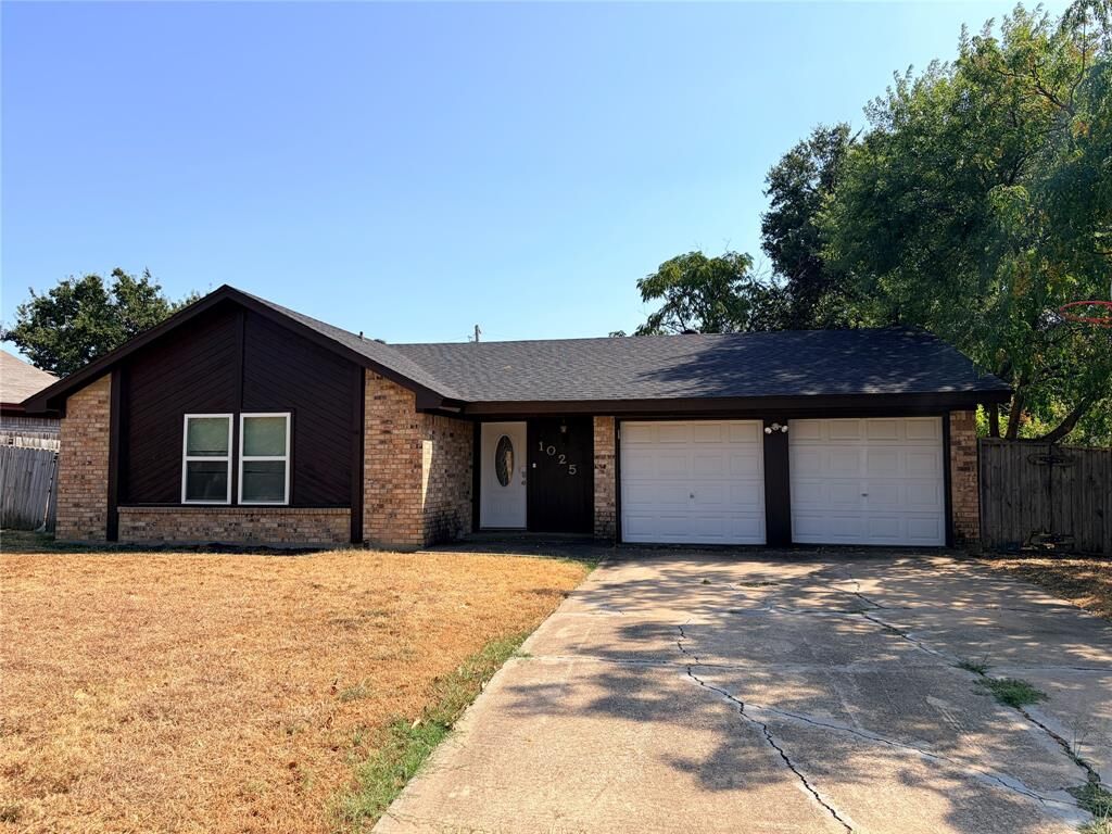 Property Photo:  1025 Fox River Lane  TX 76120 