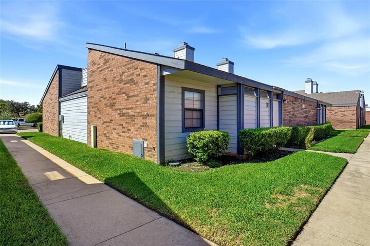 Property Photo: 636 Bellaire Drive C TX 76053
