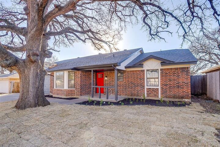 Property Photo:  2421 Meadow View  TX 76021 