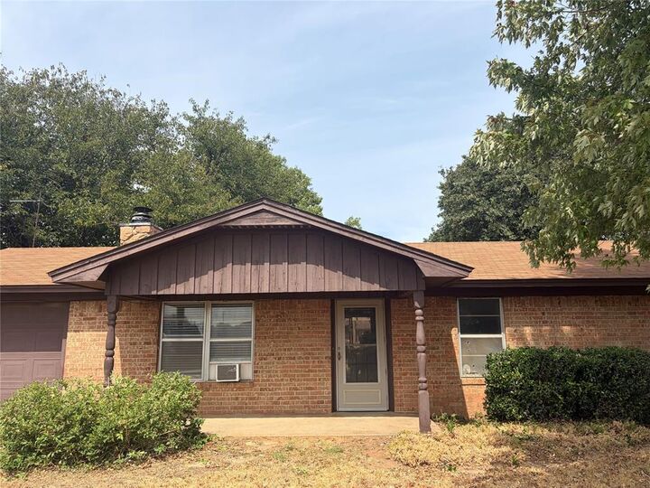 Property Photo: 1104 Hillcrest Drive OK 73573