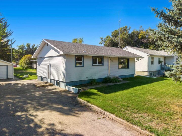 Property Photo:  223 Allison Street  AB T0M 0A0 