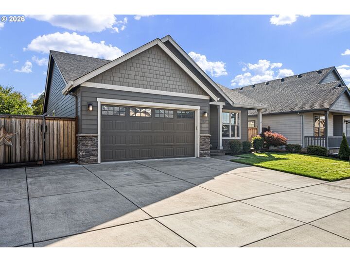 Property Photo: 5422 King Arthur Ct OR 97402