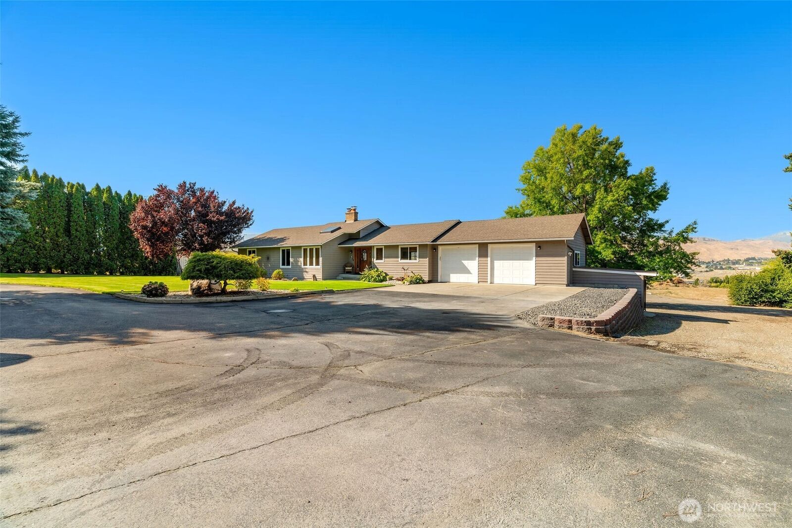 Property Photo: 3820 NW Cascade Avenue WA 98802