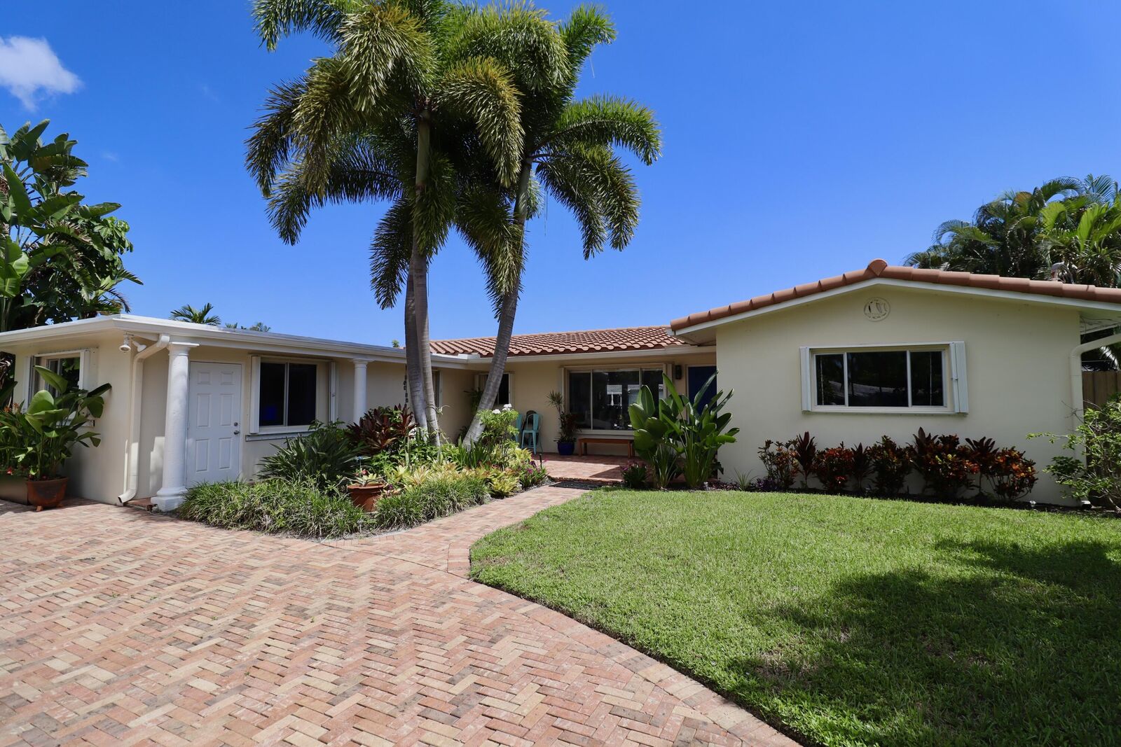 Property Photo:  2208 NE 19th Avenue  FL 33305 