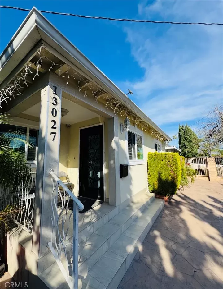 Property Photo: 13027 Aetna Street CA 91401