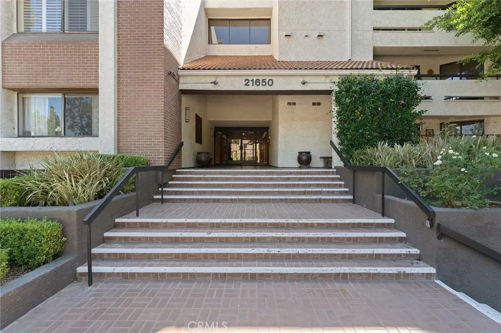 Property Photo:  21650 Burbank 203  CA 91367 