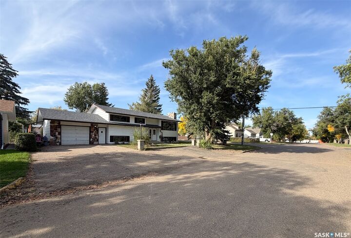 Property Photo:  200 3rd Street E  SK S0N 1Z0 