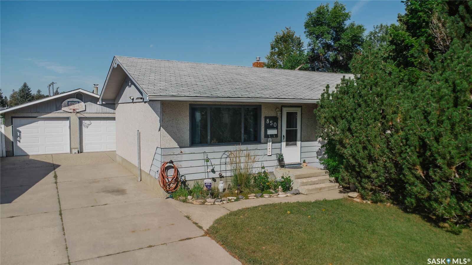 Property Photo:  850 East Centre  SK S7J 2Z7 