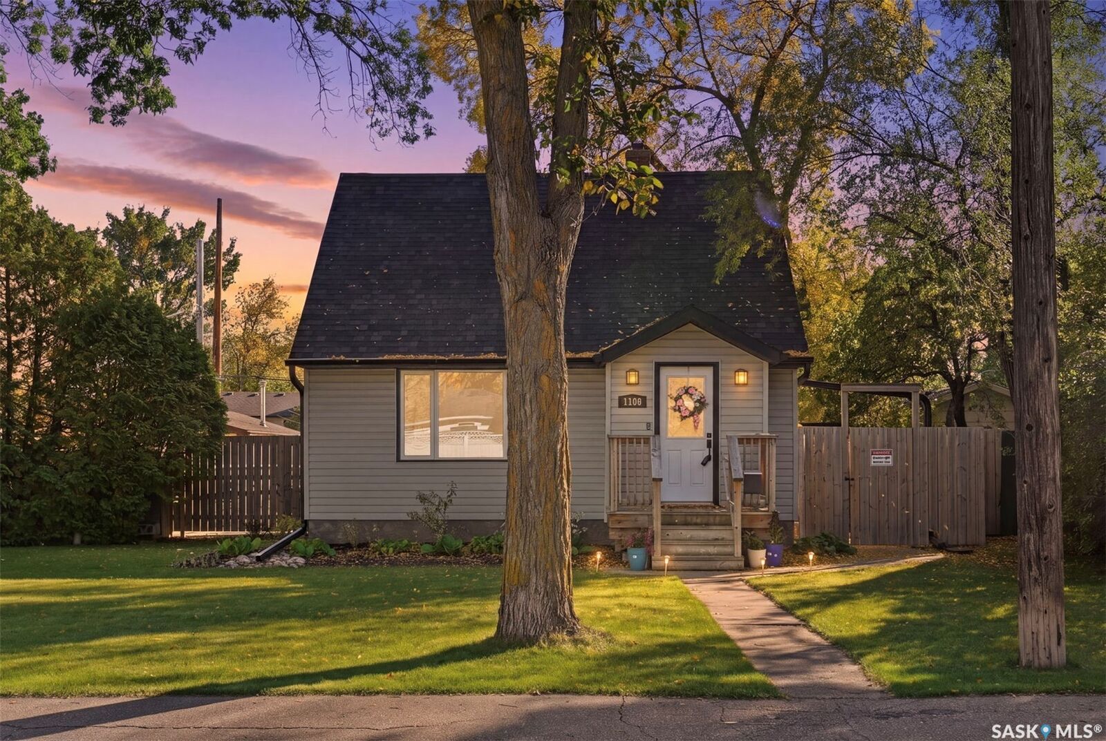 Property Photo:  1109 Oxford Street  SK S7K 0Y5 