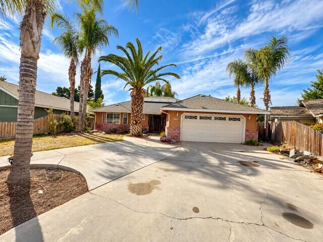 Property Photo:  1621 N Maple Street  CA 93292 