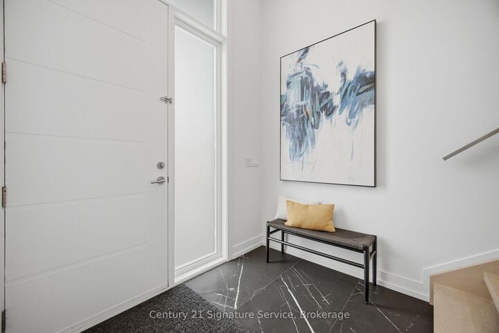 Photo de la propriété: 273C Ranee Avenue ON M6A 1N7