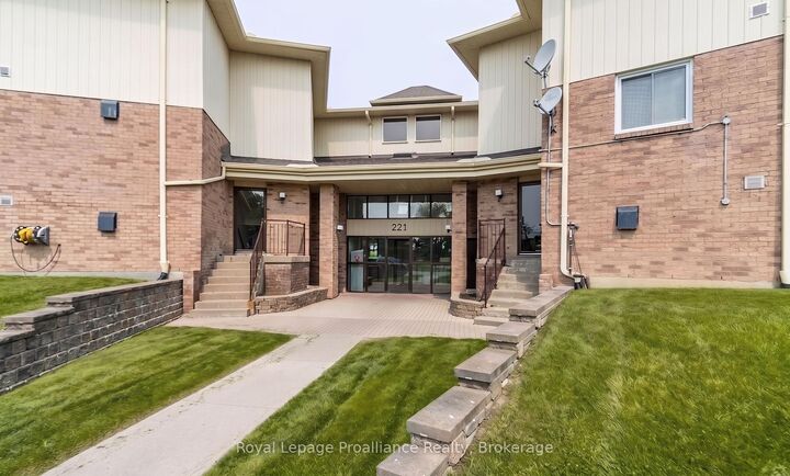 Property Photo: 221 North Park Street 307B ON K8P 5A6