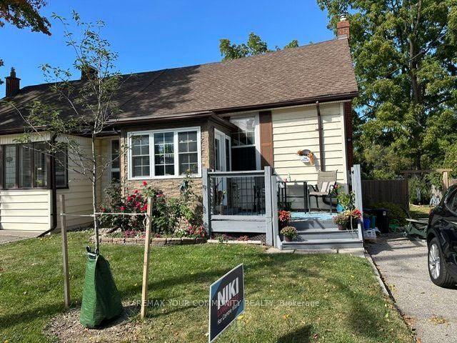 Property Photo:  318 Mary Street W  ON L1N 2R6 