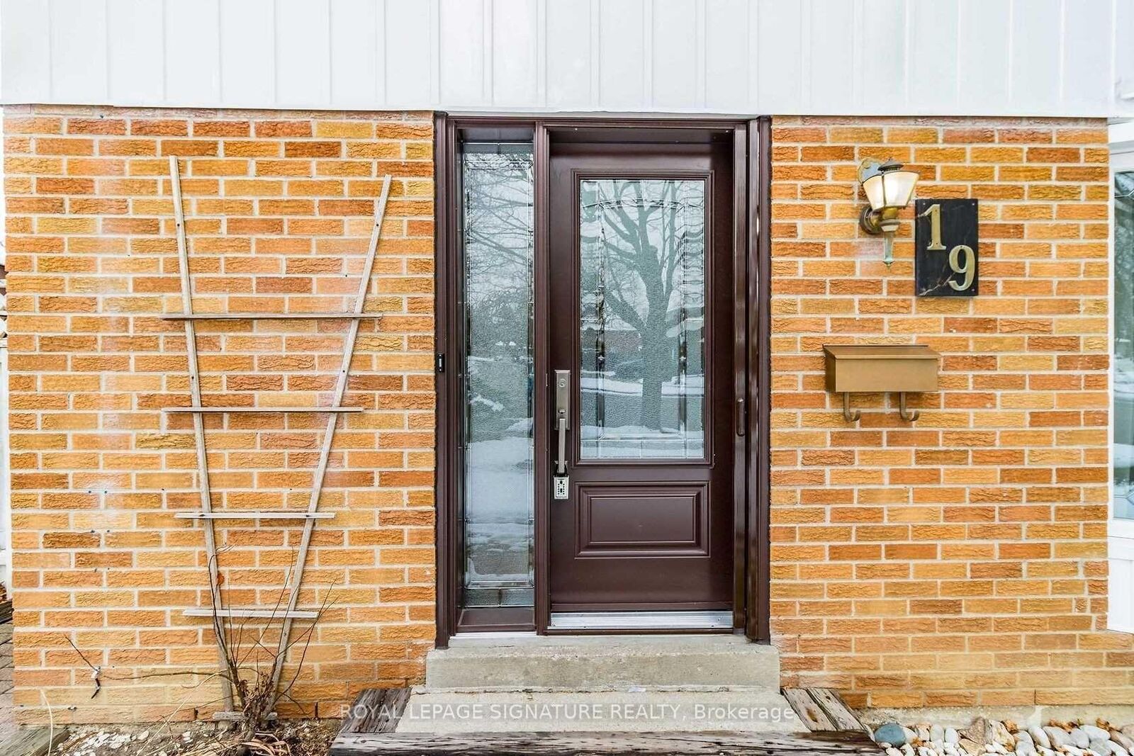 Property Photo:  19 Starlake Drive Upper  ON M1G 3C3 