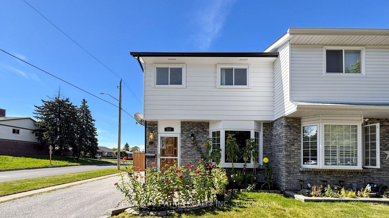 Property Photo:  982 Renfrew Court  ON L1J 6L2 