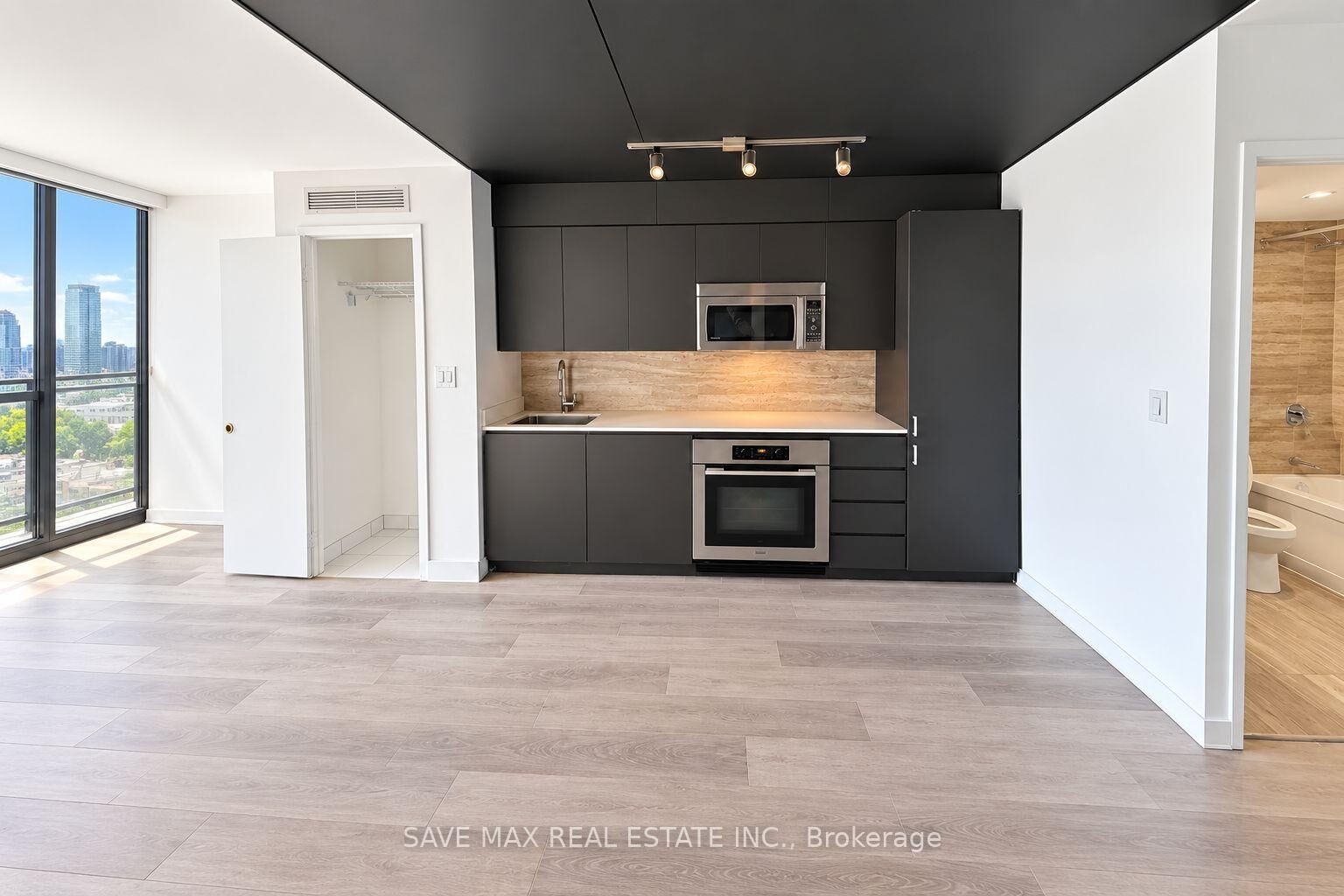 Property Photo:  15 Iceboat Terrace 1033  ON M5V 4A5 