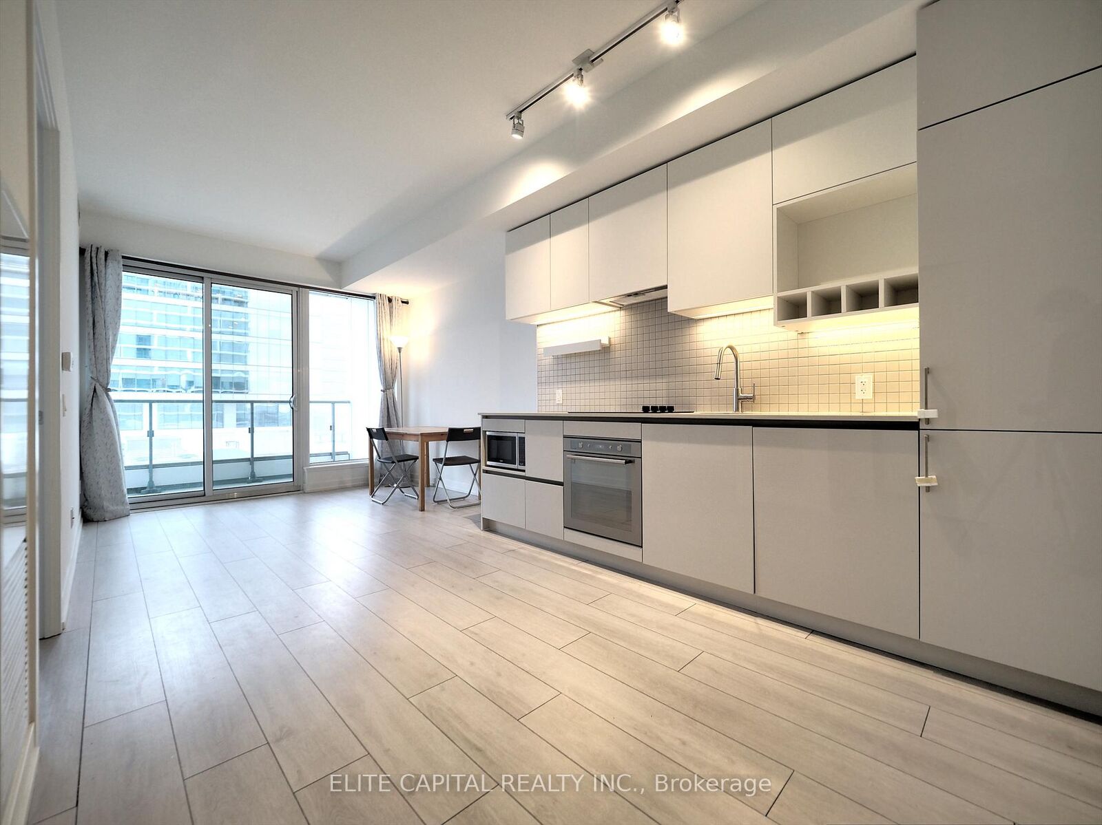 Property Photo:  5 Buttermill Avenue 702  ON L4K 0J5 