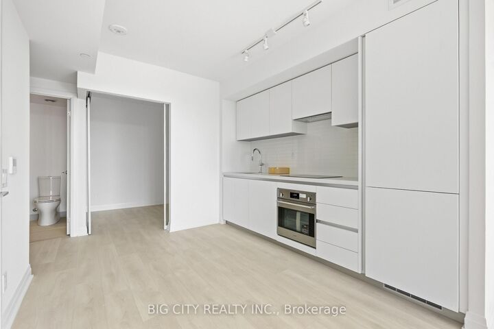 Property Photo:  25 Frederick Todd Way 1801  ON M4G 4E8 