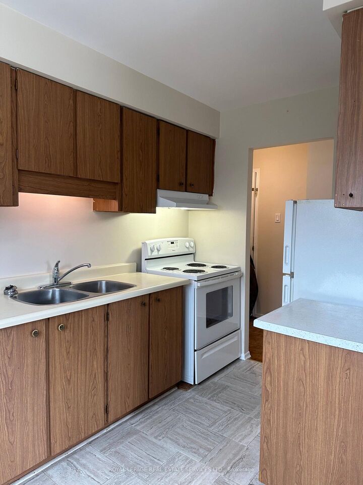 Property Photo:  7 Mohawk Avenue 2  ON L5G 3R5 