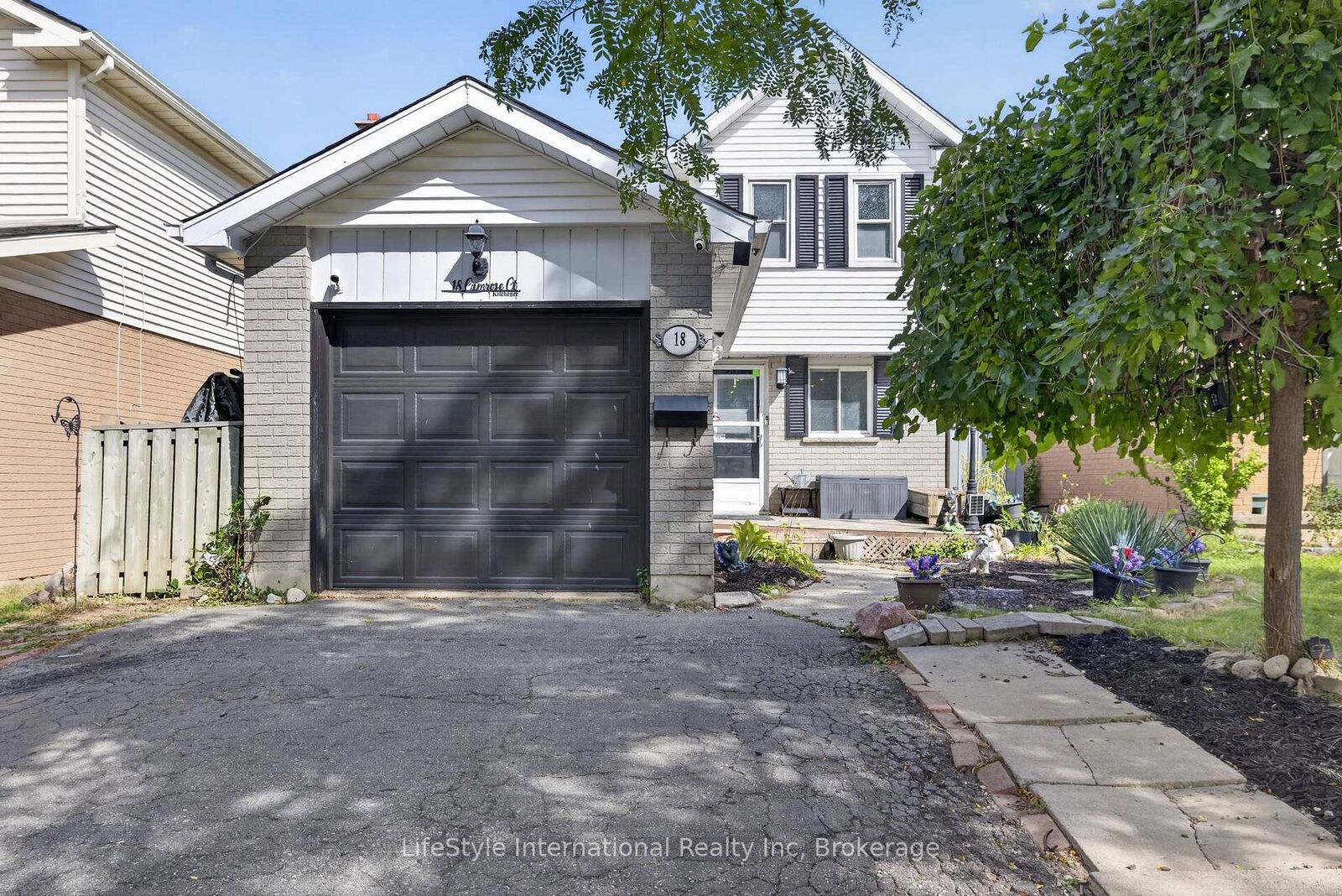 Property Photo:  18 Camrose Court  ON N2M 5J4 