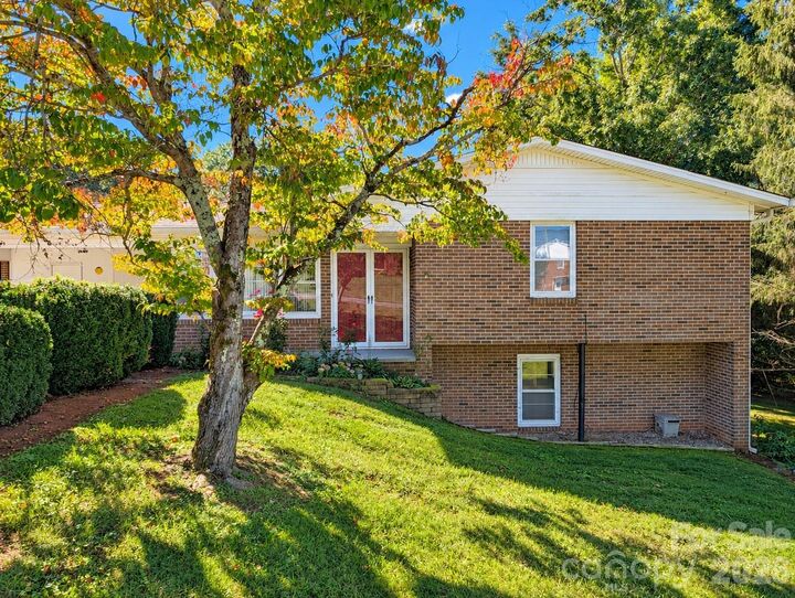 Property Photo: 106 Valley View Street NC 28655