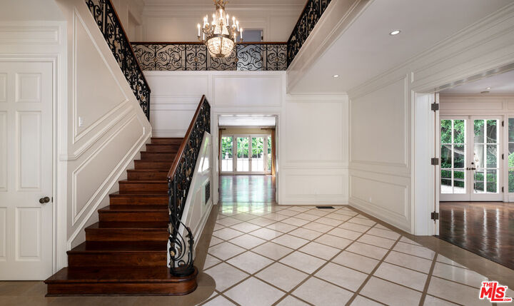Property Photo:  916 N Whittier Dr  CA 90210 